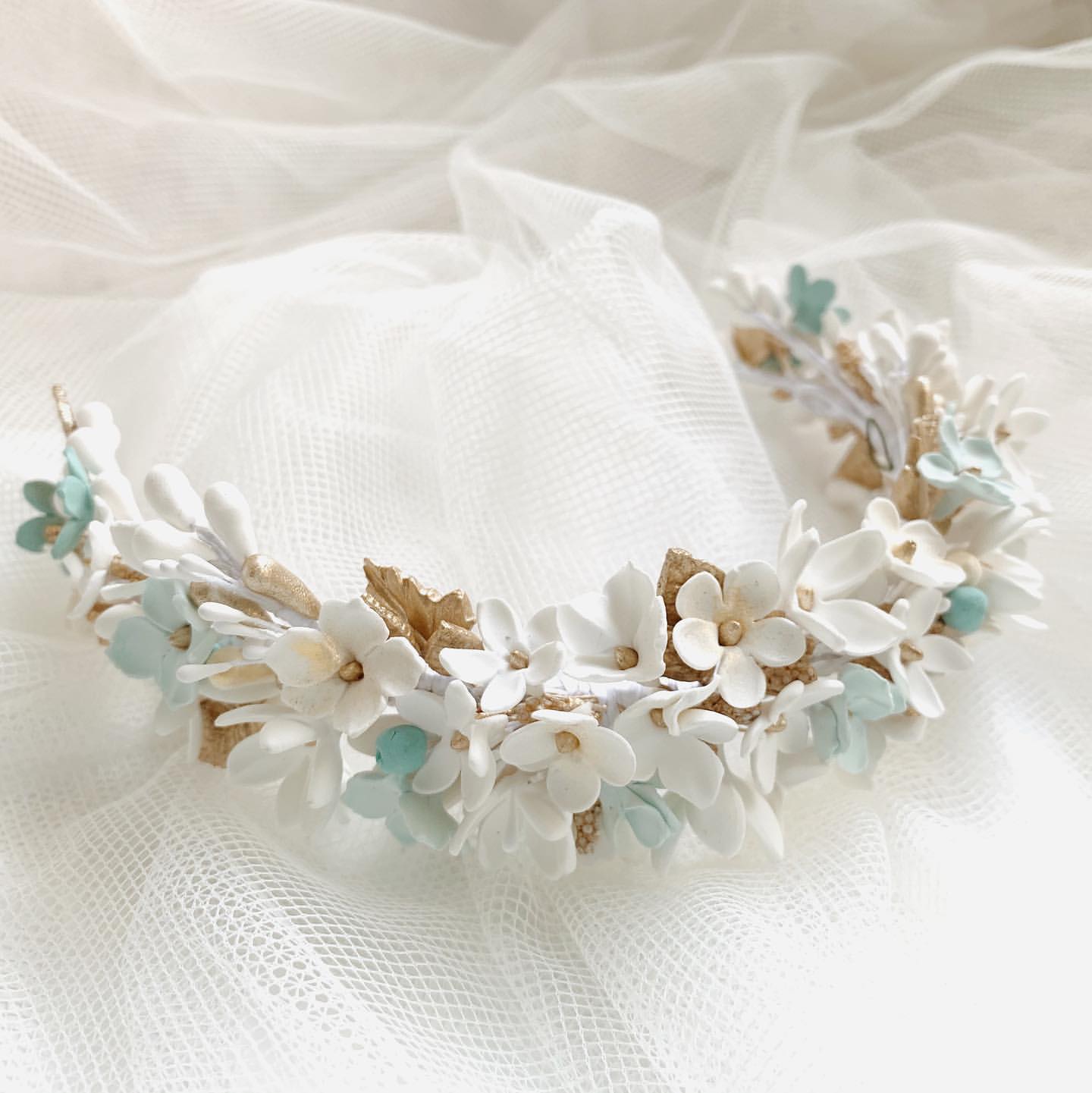 Diadema de flores blancas de porcelana