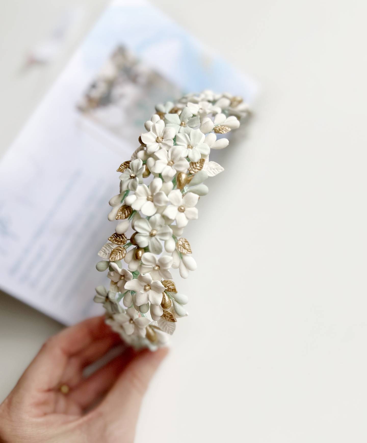 Diadema de flores blancas