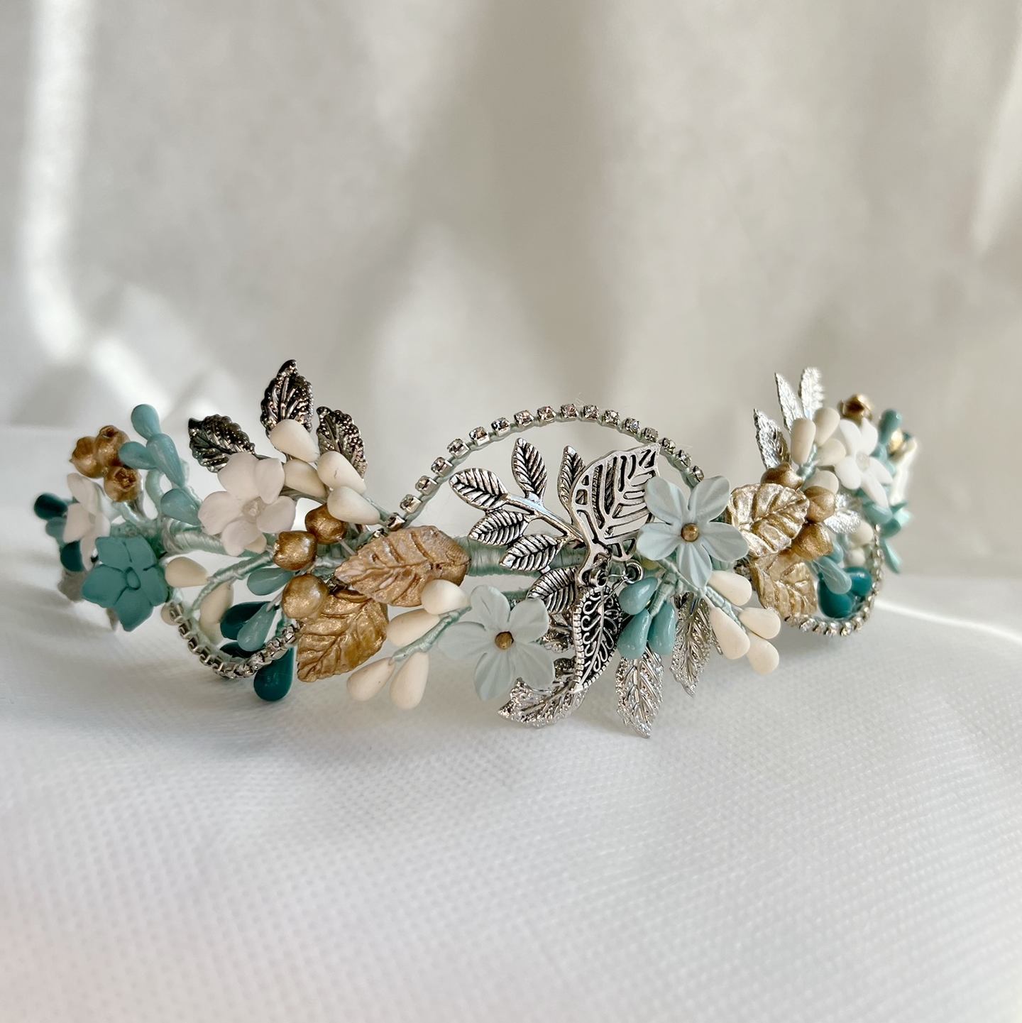 Diadema de flores de porcelana celestes