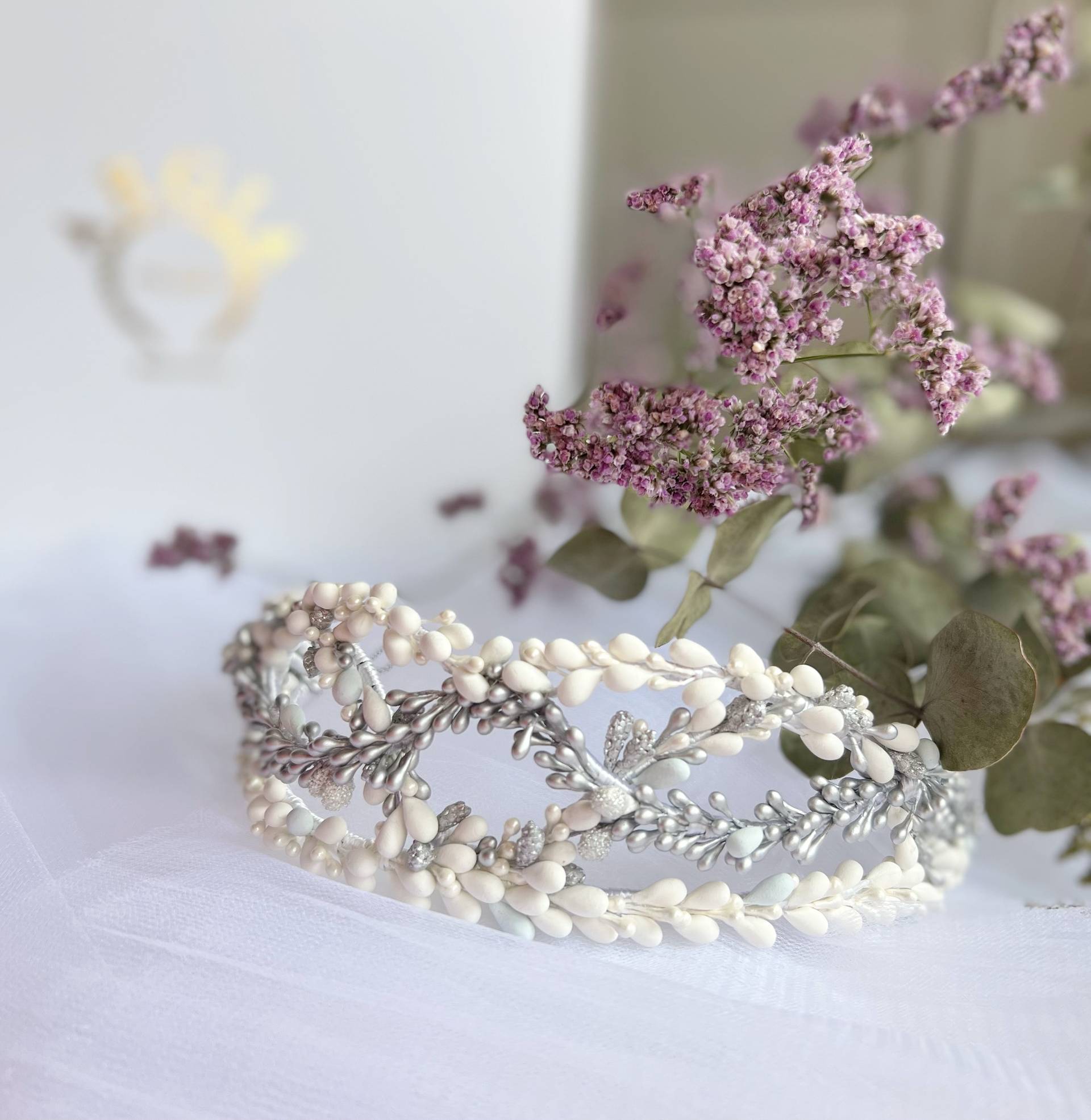 Diadema de naturaleza blanca y plateada