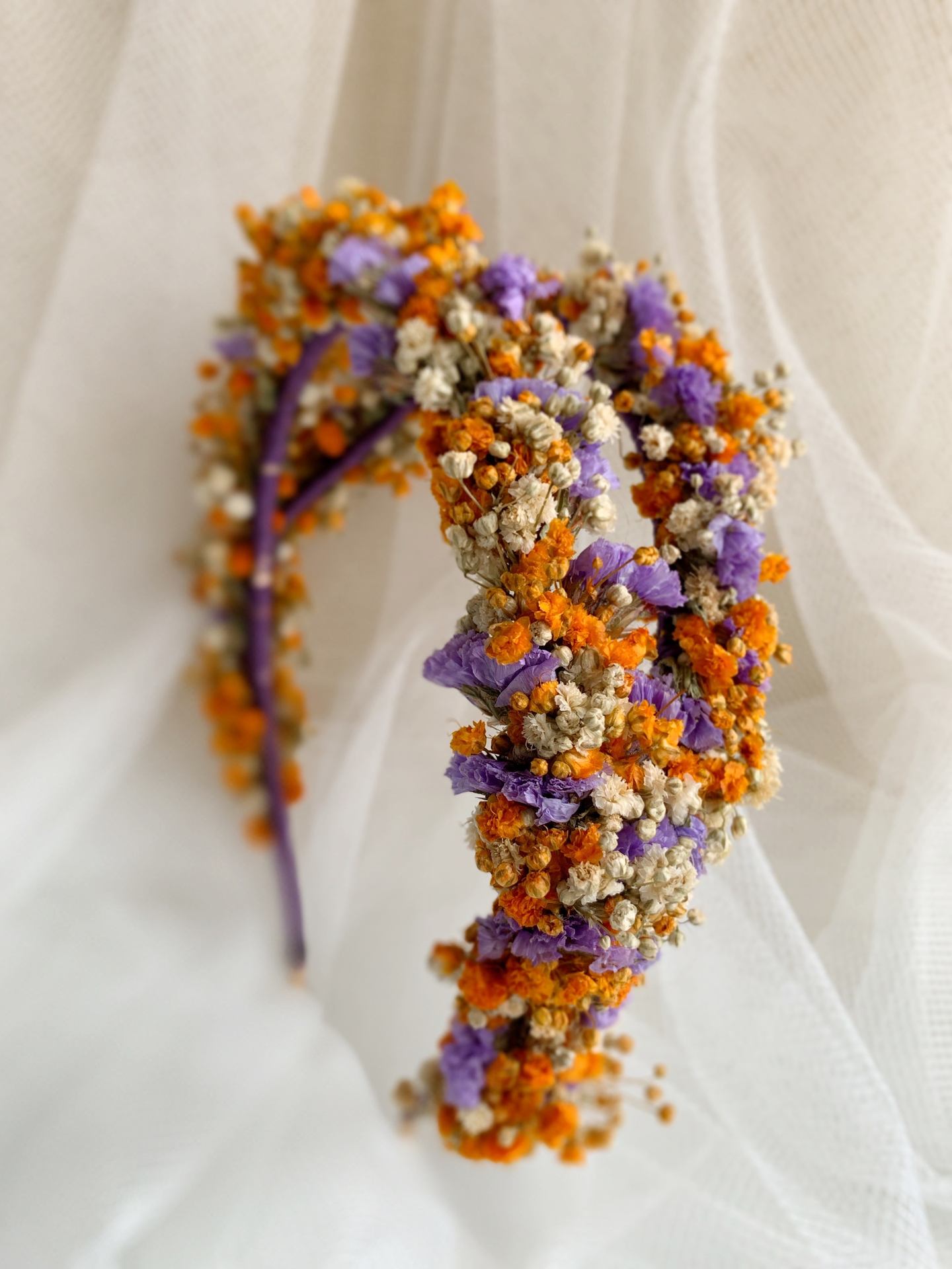 Tocado de flores preservadas naranja y violeta